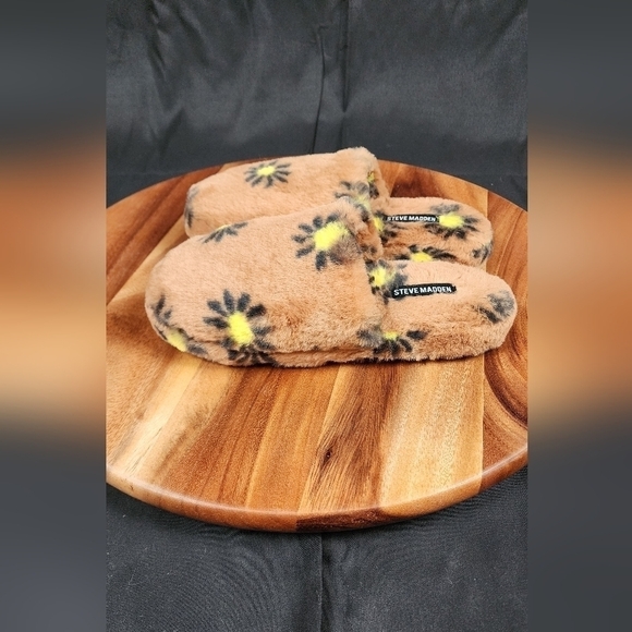 Steve Madden Women's Brown Flower Slipper Size S. - Picture 1 of 4